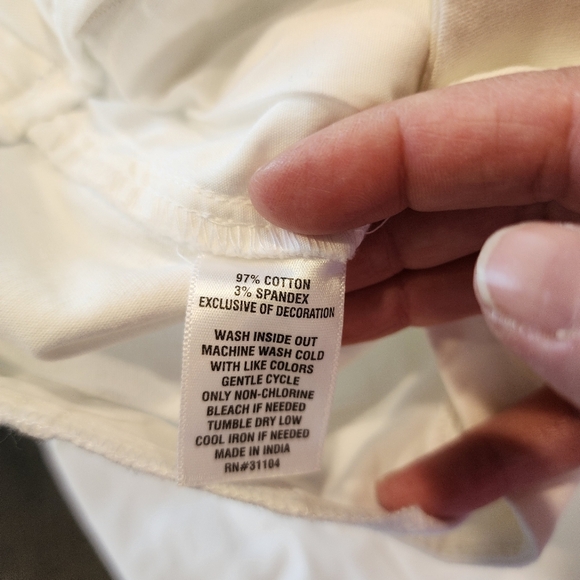 NWT'S Crown & ivy White Shorts with Blue and Green Scallop Trim - Picture 8 of 11